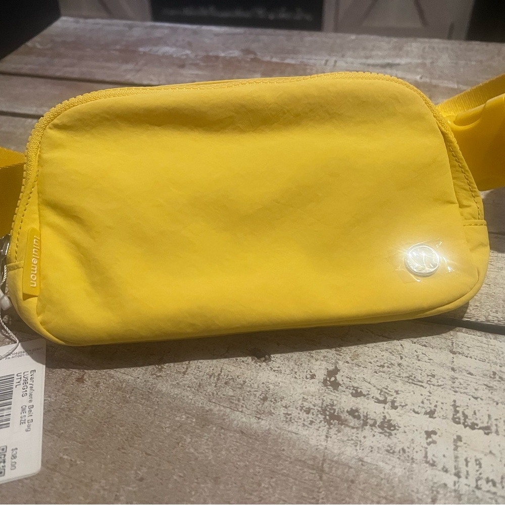 NWT “ utility yellow “ belt bag from Lululemon IL